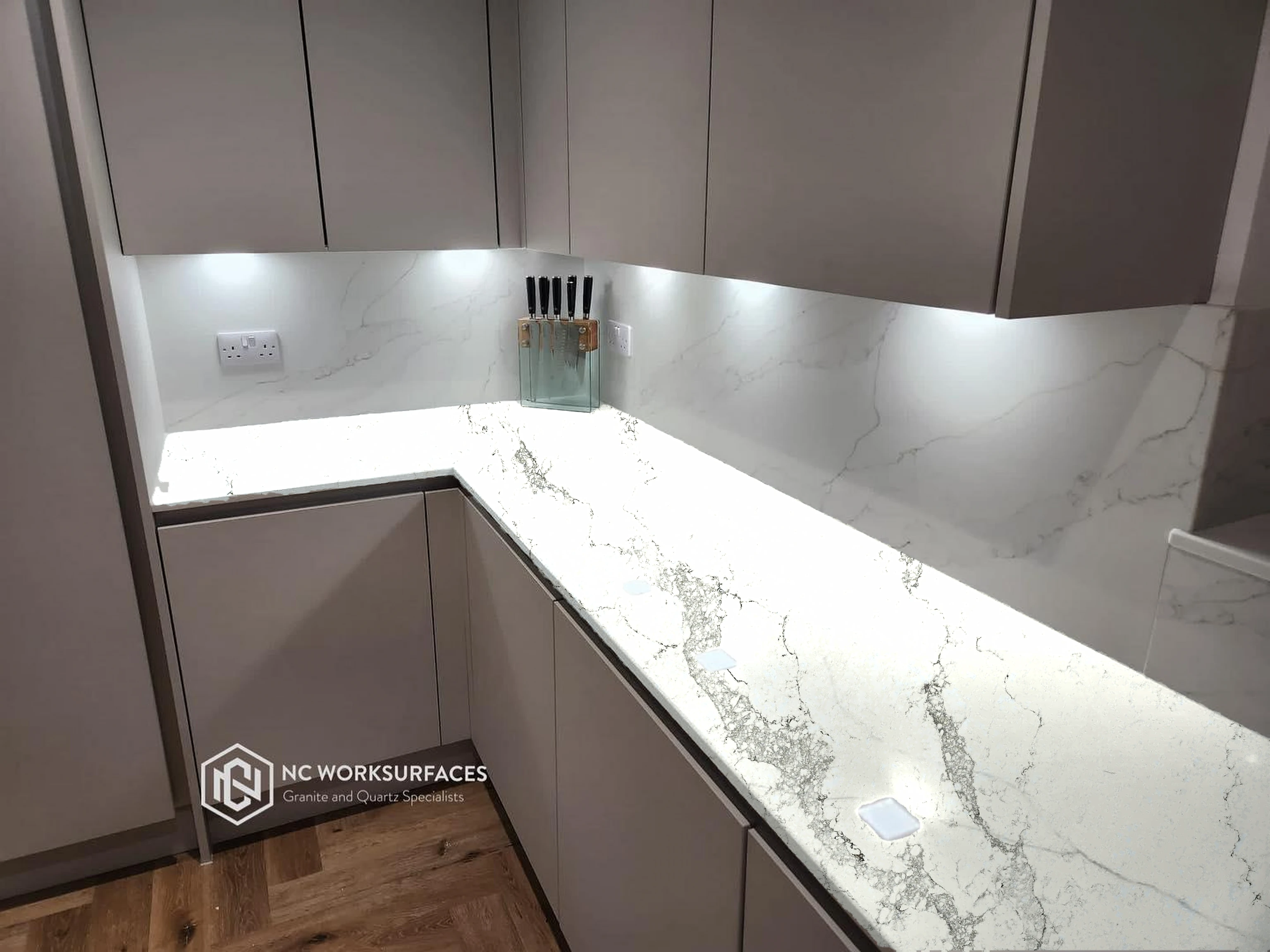 White marble L-run — visualised with Statuario Maximus quartz